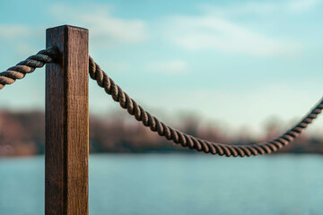 Seil am Steg eines Badesees