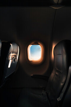 Amanecer a trav&eacute;s de una ventanilla desde el interior de un avi&oacute;n