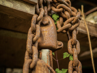 錆びた金属製のチェーン