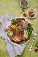 Salad with pear, prosciutto and nuts