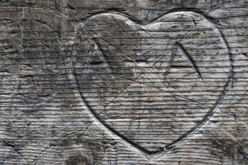 Herz in Holz geritzt