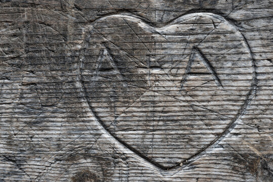 Herz in Holz geritzt