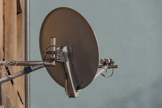 Satelittenantenne vor neutralem Hintergrund