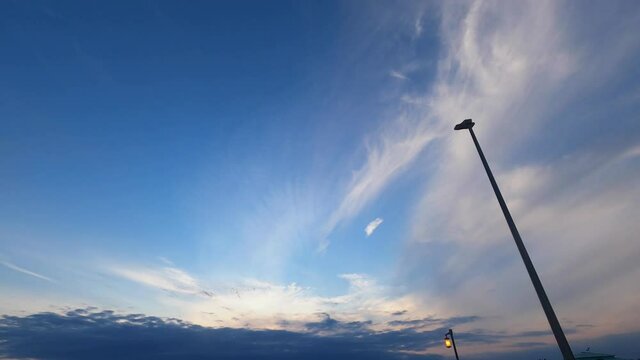 夕空に広がる雲の動きタイムラプス