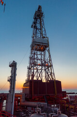 Wieża wiertnicza na morzu szukająca gazu/ Offshore oil drilling rig looking for gas