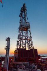 Wieża wiertnicza na morzu szukająca gazu/ Offshore oil drilling rig looking for gas © LukaszB
