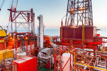 Wieża wiertnicza na morzu szukająca gazu/ Offshore oil drilling rig looking for gas © LukaszB