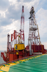 Wieża wiertnicza na morzu szukająca gazu/ Offshore oil drilling rig looking for gas