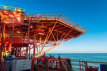 Wieża wiertnicza na morzu szukająca gazu/ Offshore oil drilling rig looking for gas - obrazy, fototapety, plakaty