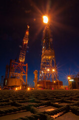 Wieża wiertnicza na morzu szukająca gazu/ Offshore oil drilling rig looking for gas