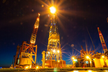 Wieża wiertnicza na morzu szukająca gazu/ Offshore oil drilling rig looking for gas © LukaszB
