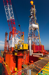 Wieża wiertnicza na morzu szukająca gazu/ Offshore oil drilling rig looking for gas - obrazy, fototapety, plakaty
