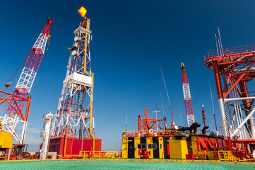 Wieża wiertnicza na morzu szukająca gazu/ Offshore oil drilling rig looking for gas © LukaszB
