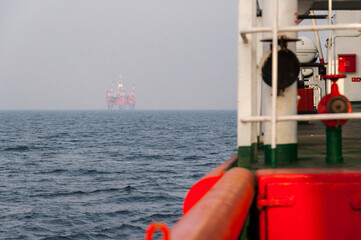 Morska platforma wiertnicza poszukująca węglowodorów / Offshore drilling rig offshore exploring...
