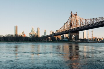 Obraz premium The Queensboro Bridge at sunset, from Roosevelt Island, New York City