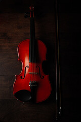 Composición de violín y arco sobre una mesa