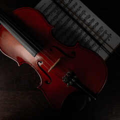 Fototapeta premium Composición de violín y arco sobre partitura 