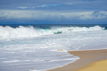 Fototapeta premium Waves crashing along Sunset Beach, Pupukea, North Shore, Oahu, Hawaii, USA