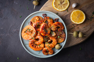 Aromatic dish with fried shrimp, herbs and lemon.