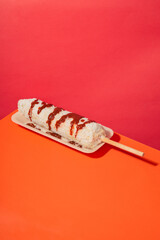 elote cocido preparado con salsa, mayonesa, queso y papas, snack mexicano