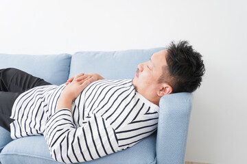 Fototapeta premium 自宅で昼寝をする中年の男性
