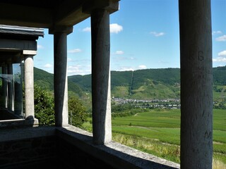 Blick durch die Säulen der Römergräber in die Weinberge oberhalb von Nehren an der Mosel
