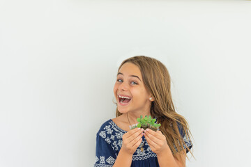 Criança feliz com vaso de planta