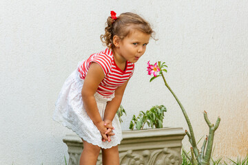 Criança menina linda com flor e amor 