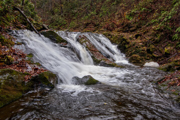 晩秋の旭川市オロエン川の滝の風景