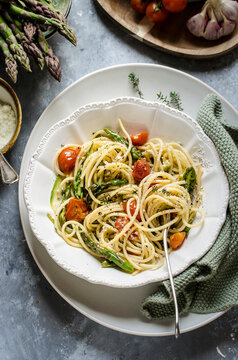 Spaghetti with asparagus and cherry tomatoes