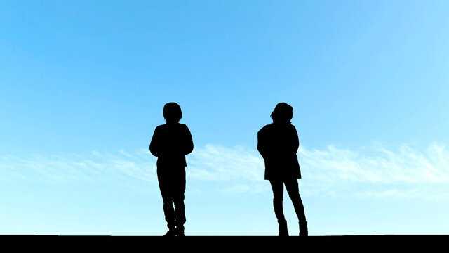 気まずい女性2人の人物シルエット_青空背景
