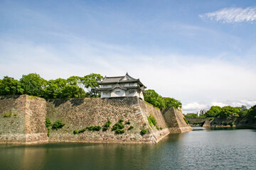 Fototapeta na wymiar 大阪城・西の丸の石垣に立つ乾櫓