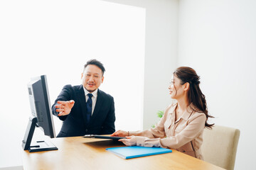 オフィスで仕事をする2人のビジネスパーソン