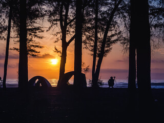 Camp on the beach, watch the morning sunrise inside the tent.