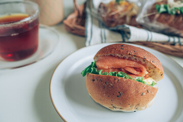 サーモンと卵のサンドイッチ　朝食イメージ