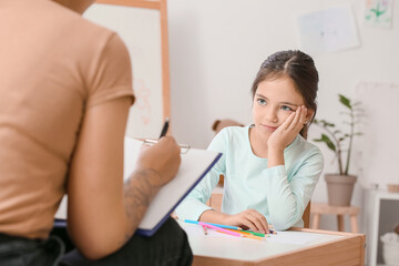 Naklejka premium Little girl during psychotherapy session at home