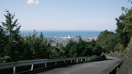 Fototapeta premium 谷上山の道路から伊予市の市街と瀬戸内海が見える風景