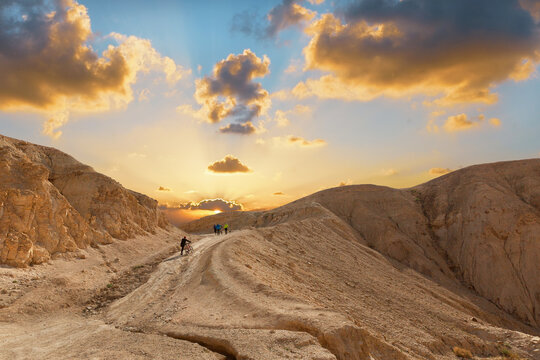 canyon of the OG riverbed at dawn