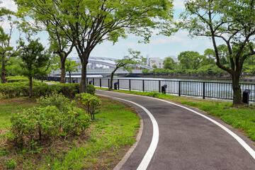 緩やかに曲がる川沿いの遊歩道