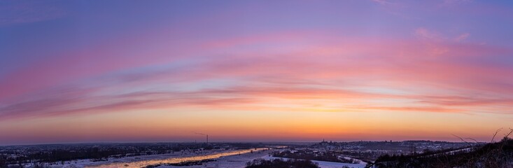 Zimowy zachód słońca z widokiem na panoramę Sandomierza widziany z Gór Pieprzowych,...