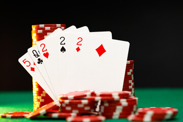 Obraz premium Red playing chips and cards on poker table