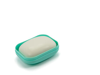 Seife und Seifenschale vor weißem Hintergrund
