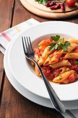 Piatto di penne all'arrabbiata, tipico piatto della Cucina Italiana 