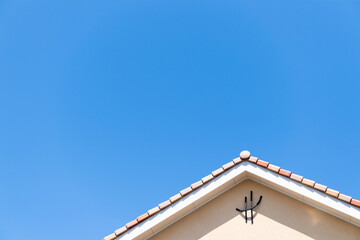 洋風建築の三角屋根と青空