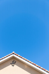 洋風建築の三角屋根と青空