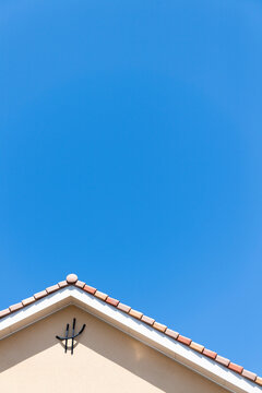 洋風建築の三角屋根と青空