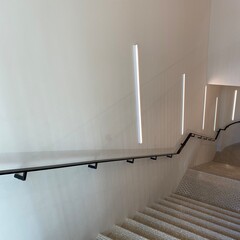 escalier intérieur et lumière blanche