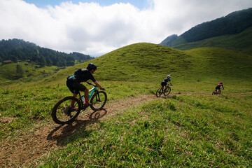 Fototapeta premium Mit dem Mountainbike unterwegs im südbrasilianischen Bergland