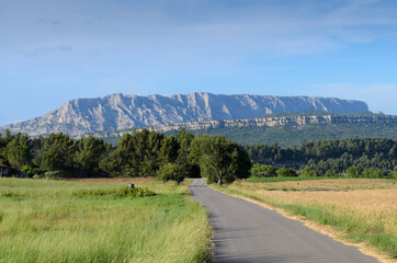 La montagne Sainte Victoire pr&egrave;s d&rsquo;Aix-en-Provence en France  