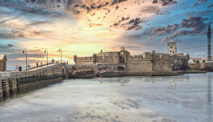 Castillo fortaleza de San Sebastian y faro en Cadiz © David Andres